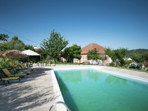 Outdoor pool - Lovely Mansion in Alva With Swimming Pool (Castro Daire)