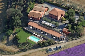 An aerial view of a property with a swimming pool, multiple buildings, and a vineyard. - Enticing Farmhouse in Montalto di Castro near Sea (Montalto di Castro)