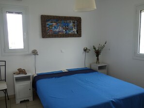 3 bedrooms, individually furnished, bed sheets - Elegant Villa in Evangelismos with Pool & Garden near Sea Beach (Pylos-Nestoras)