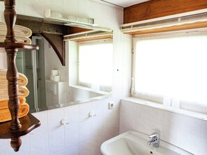 A bathroom with a sink, mirror, and towel rack. - Heritage Holiday Home in Wienhausen near River (Wienhausen)