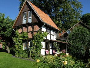 House | Exterior - Heritage Holiday Home in Wienhausen near River (Wienhausen)
