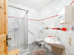 House | Bathroom | Shower, hair dryer, towels - Spacious Holiday Home near River in Beckedorf (Südheide)