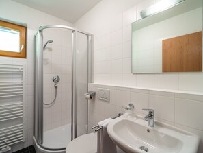 Apartment | Badezimmer | Duschwanne, Handtücher