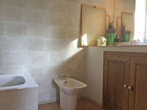 House | Bathroom | Bathtub, towels - Modern Mansion in Gordes With Swimming Pool (Gordes)