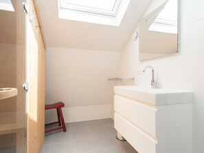 Ferienhaus | Badezimmer | Dusche, Handtücher