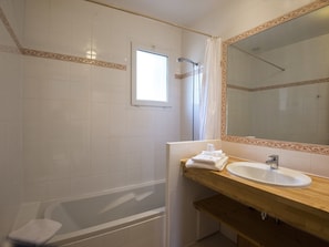 House | Bathroom | Bathtub - Homey Bungalow With Dishwasher on a Green Domain (Quillan)