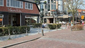 A brick building with a sign reading "Vanilla." - Apartment Bergen aan Zee Near Beach (Bergen aan Zee)