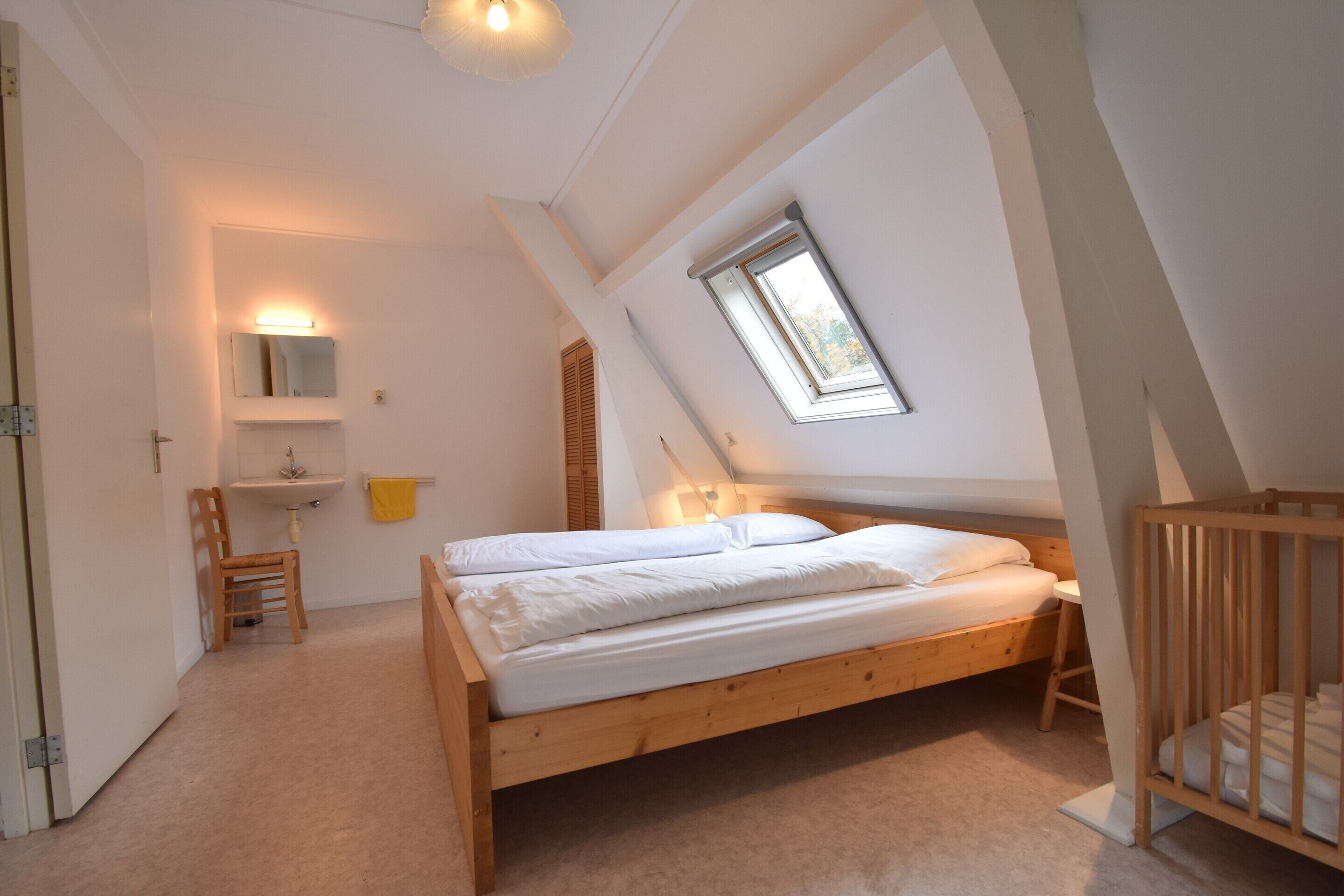 House | 3 bedrooms, individually furnished, bed sheets