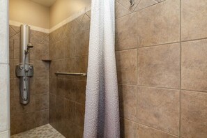 Badewanne, Haartrockner, Handtücher