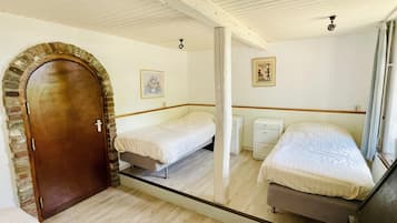 House | 7 bedrooms, individually furnished, bed sheets