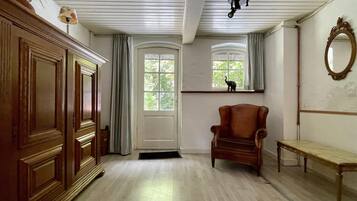 House | Meja sambut tetamu