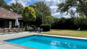 House | Kolam renang | Kolam renang tertutup, kolam renang terbuka