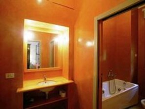 Bathtub, towels