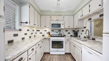Coffee/tea maker, fridge, microwave, oven
