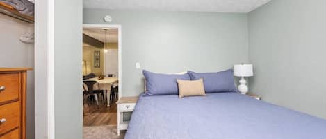 5 habitaciones, tabla de planchar con plancha, wifi y ropa de cama