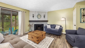 TV, offices - Charming 2-unit retreat in Rockford (Rockford)