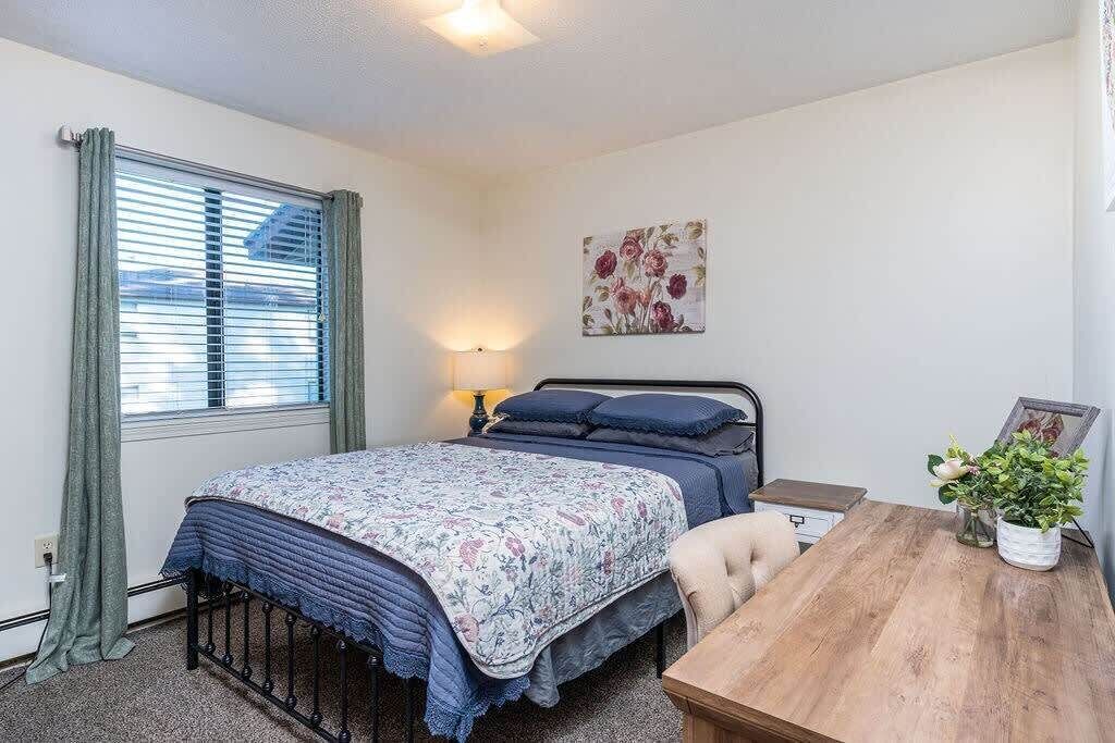 5 bedrooms, iron/ironing board, WiFi, bed sheets