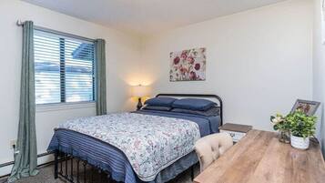 5 bedrooms, iron/ironing board, WiFi, bed sheets