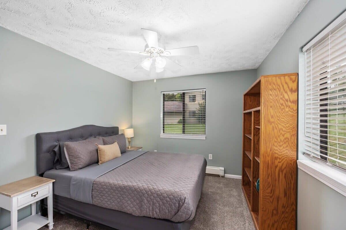 5 bedrooms, iron/ironing board, WiFi, bed sheets