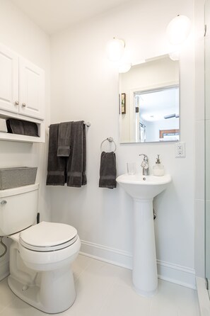 Zimmer, 1 Queen-Bett | Badezimmer | Dusche, kostenlose Toilettenartikel, Haartrockner, Handtücher