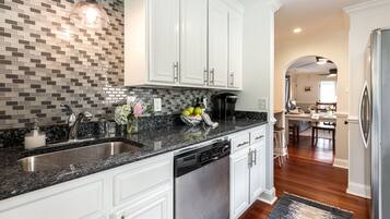 Quarto, 1 cama Queen e sofá-cama | Cozinha privada | Geladeira, micro-ondas, cafeteira/chaleira