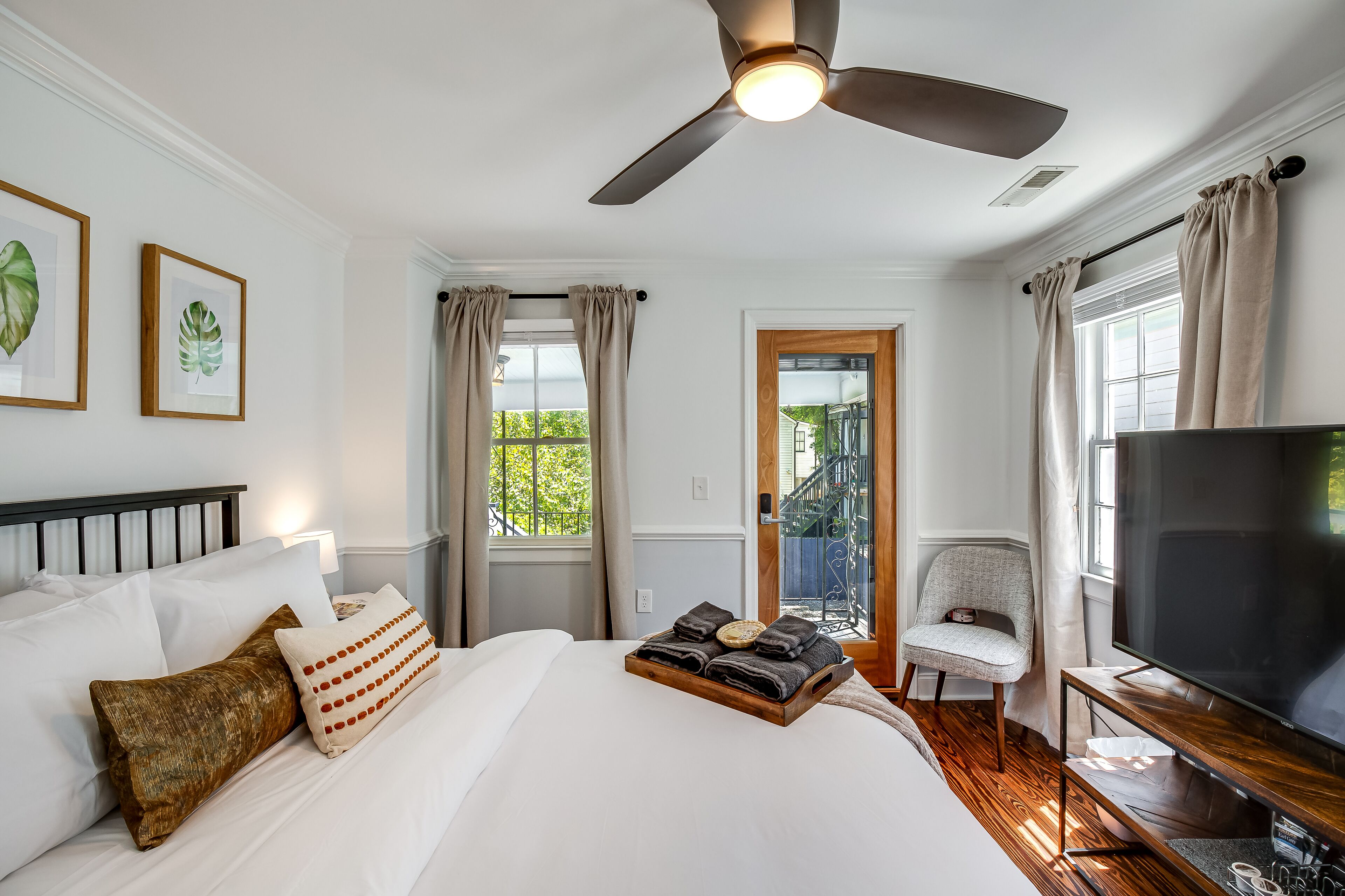 ルーム クイーンベッド 1 台 | 遮光カーテン、アイロン / アイロン台、WiFi (無料)、ベッドシーツ