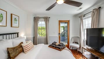 Quarto, 1 cama Queen | Cortinas blackout, ferros/tábuas de passar roupa, Wi-Fi de cortesia