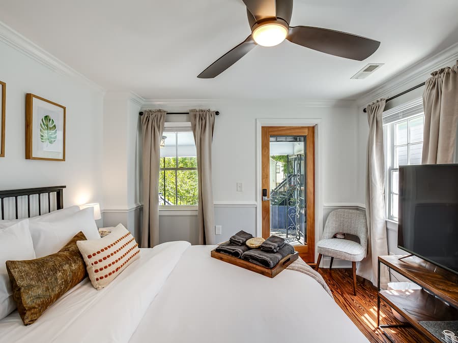 Kamer, 1 queensize bed | Verduisterende gordijnen, een strijkplank/strijkijzer, gratis wifi