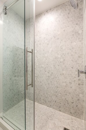 Kamer, 1 queensize bed met slaapbank | Badkamer | Een douche, gratis toiletartikelen, een haardroger, handdoeken