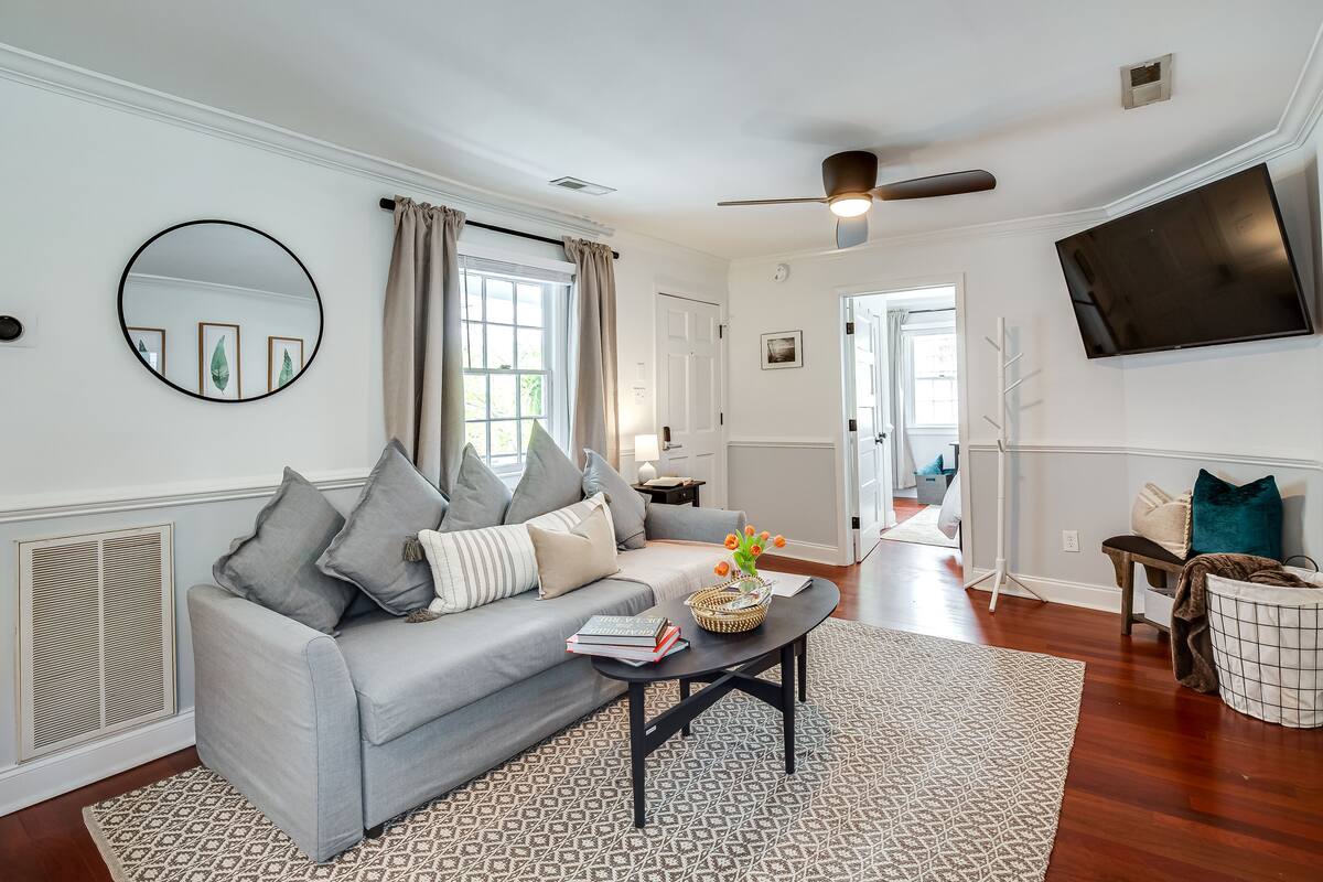 Room, 1 Queen Bed with Sofa bed | Living area | Flat-screen TV