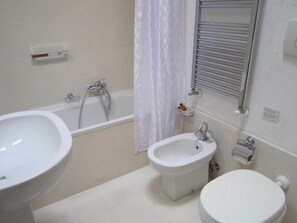 Apartment | Bathroom | Bathtub, towels