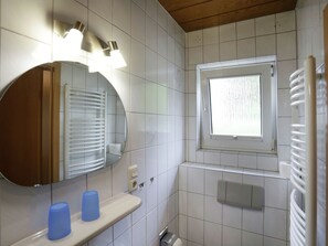 Apartment | Bathroom | Shower, towels