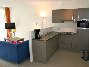 House | Private kitchen | Fridge, microwave, dishwasher, highchair - Semi-detached House With a Dishwasher, at 9 km van Slagharen (Rheezerveen)