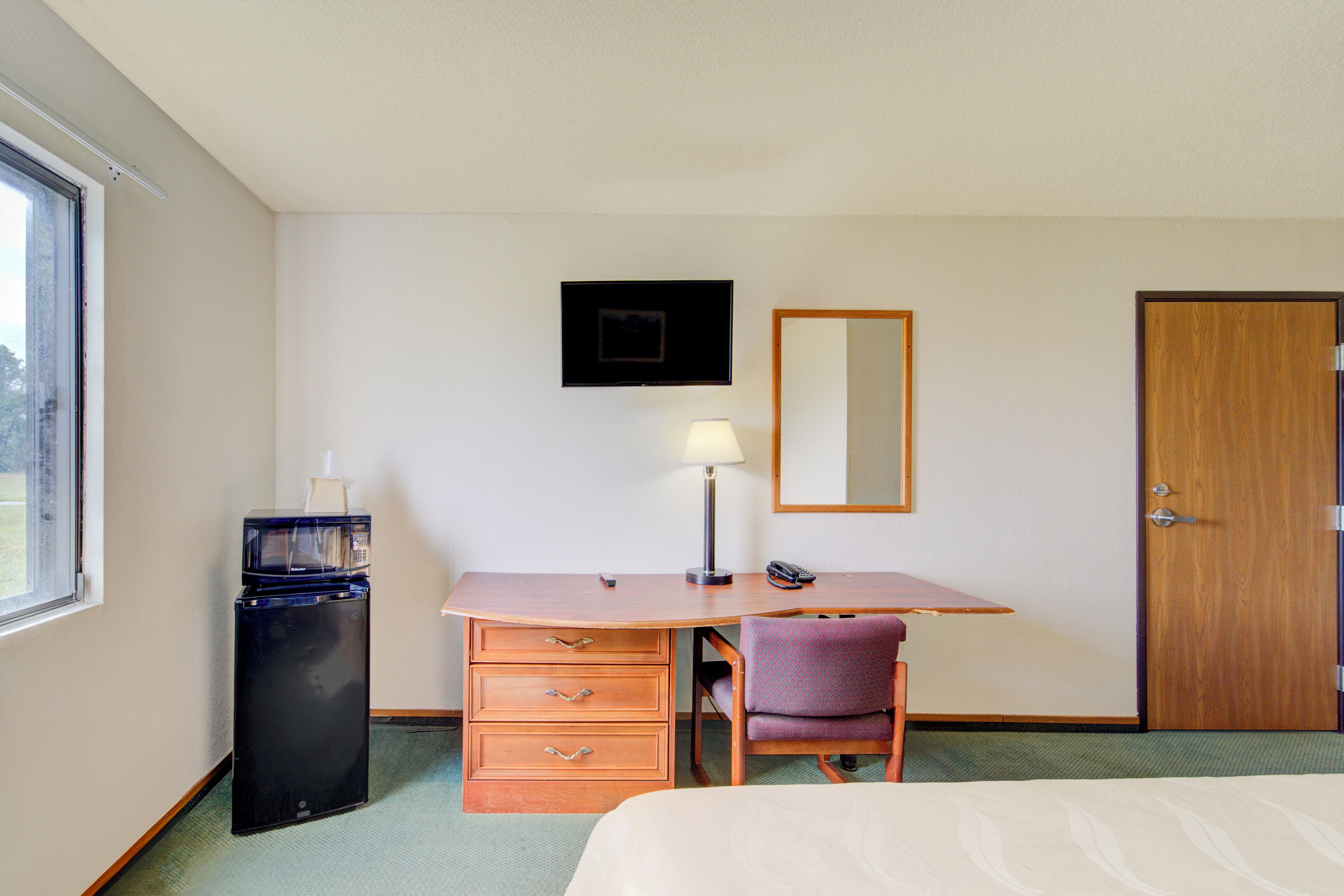Queen Bed Accessible Non-Smoking | In-room safe, desk, iron/ironing board, WiFi (free)