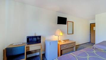 Chambre, 2 lits doubles, non-fumeurs | Coffres-forts dans les chambres, bureau, fer et planche à repasser