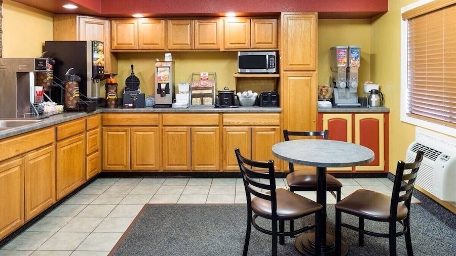 Capital O Amerihost Inn and Suites Kingdom City Hwy 54 MO