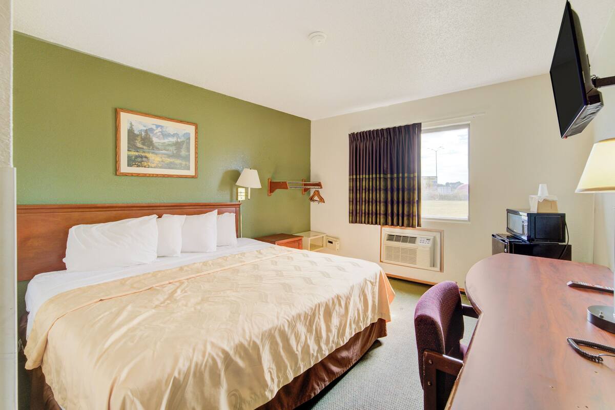 Room, 1 Queen Bed, Smoking | In-room safe, desk, iron/ironing board, free WiFi