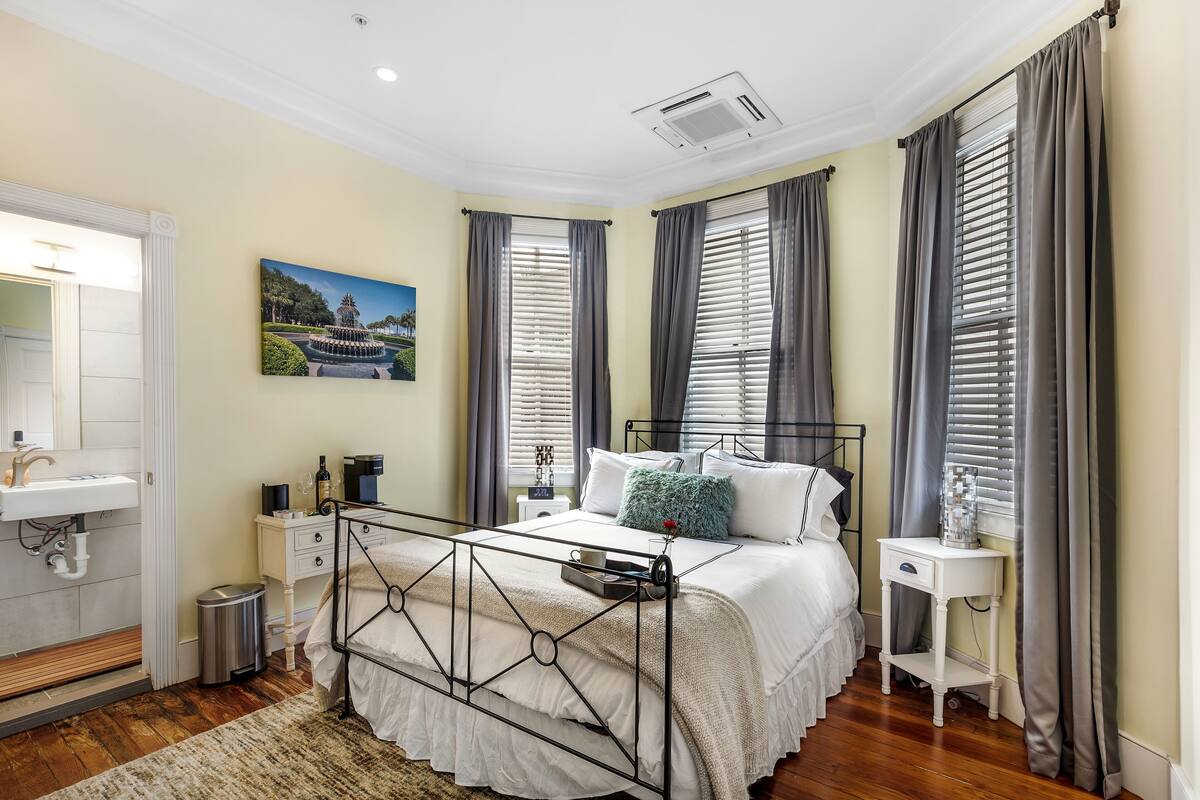 Room, 1 Queen Bed | Premium bedding, down duvets, memory-foam beds, soundproofing
