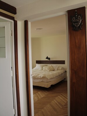 2 bedrooms, WiFi, bed sheets - Central heating + garden. American kitchen (Macrodistrito Centro)