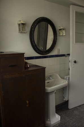 Een douche, handdoeken, zeep, toiletpapier