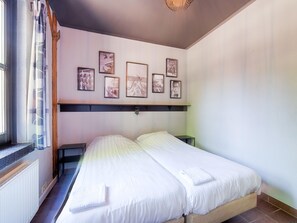 9 bedrooms, individually furnished, bed sheets - Brabant Mansion for Groups (Heusden Gem Asten)