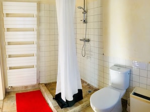 House | Bathroom | Combined shower/bathtub - Cozy Holiday Home in Rilly-sainte-syre With Private Pool (Rilly-Sainte-Syre)