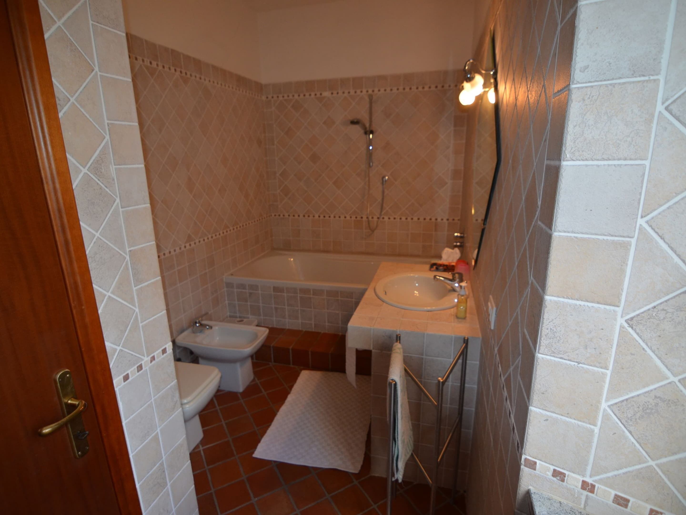 Ein Badezimmer mit Toilette, Waschbecken und Badewanne.