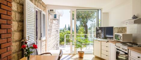 Kühlschrank, Ofen, Herdplatte, Kochgeschirr/Geschirr/Besteck