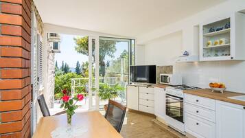 Réfrigérateur, four, plaque de cuisson