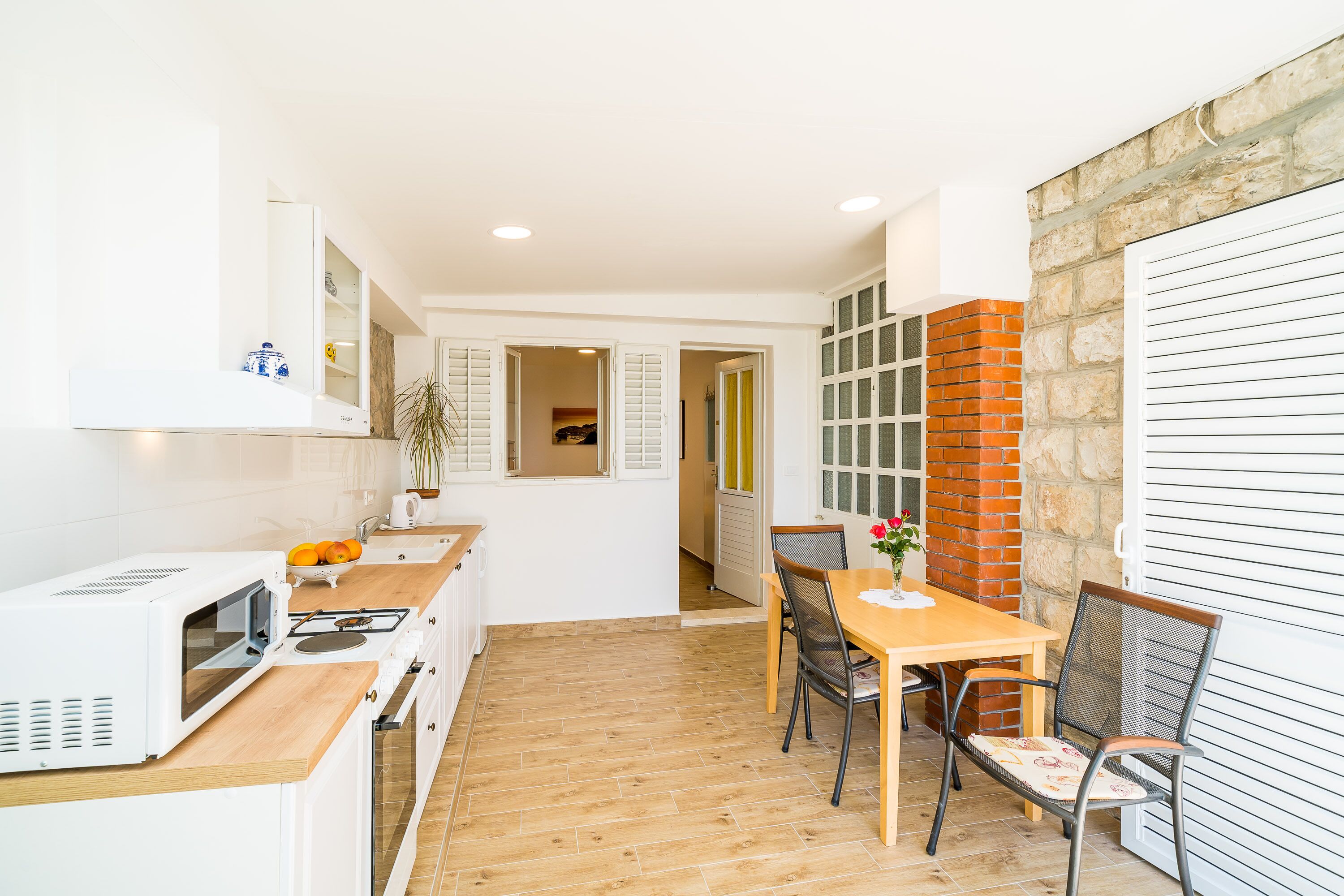 Fridge, oven, stovetop, cookware/dishes/utensils