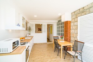 Fridge, oven, stovetop, cookware/dishes/utensils