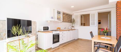 Fridge, oven, stovetop, cookware/dishes/utensils