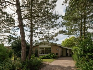 Unclassified image, 3 of 41, button - Spacious Bungalow in Julianadorp aan Zee near Bulb Fields (Julianadorp)