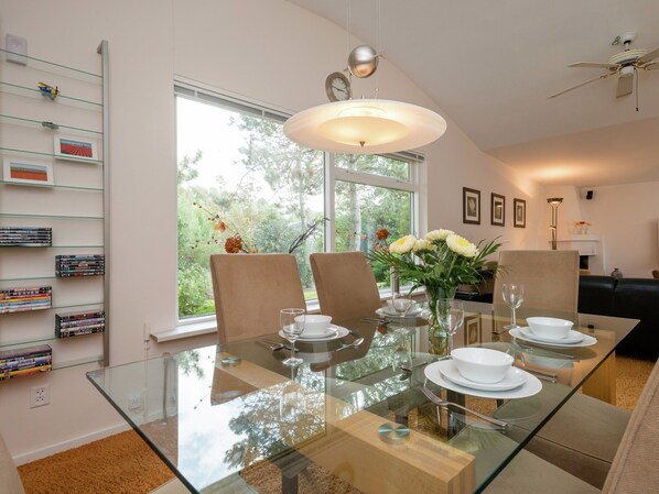 Dining - Spacious Bungalow in Julianadorp aan Zee near Bulb Fields (Julianadorp)